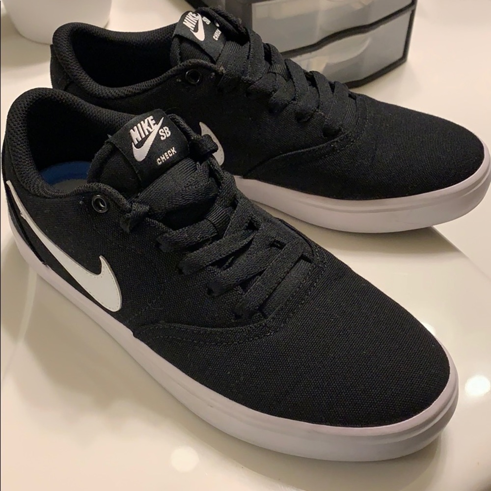 Woman’s, 7.5, Black NIKE SB Check